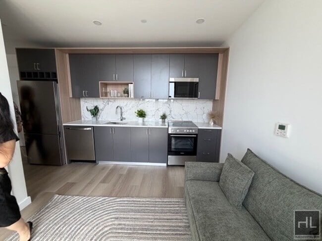 70-26 Queens Blvd in Queens, NY - Building Photo - Building Photo