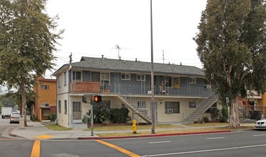 Corner Lot in Prime Glendale Location in Glendale, CA - Foto de edificio - Building Photo