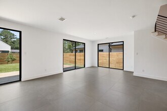 1420 Primrose St in Conroe, TX - Foto de edificio - Building Photo