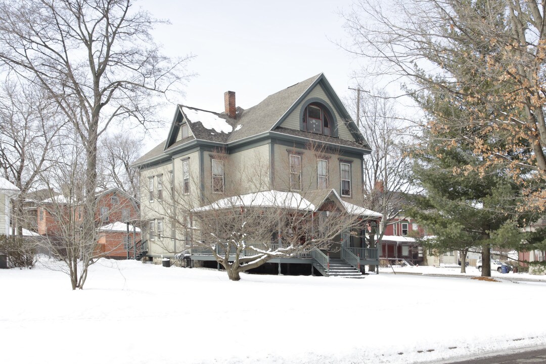 323 Woodward Ave in Kalamazoo, MI - Foto de edificio