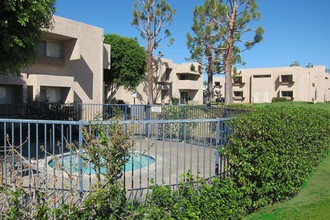 Rancho Vista Apartments in Palm Desert, CA - Building Photo - Building Photo