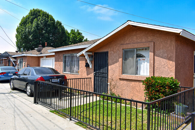 4920 Santa Ana St in Cudahy, CA - Building Photo - Building Photo