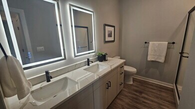 Loomis Crossing Apartments in Greenfield, WI - Foto de edificio - Building Photo