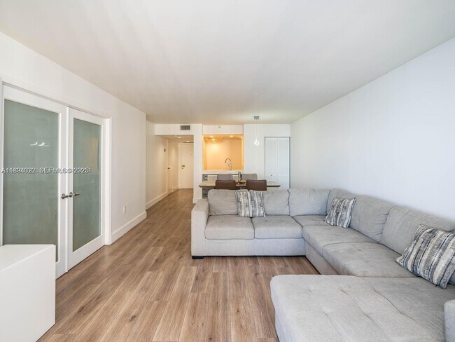 555 NE 15th St in Miami, FL - Building Photo - Building Photo