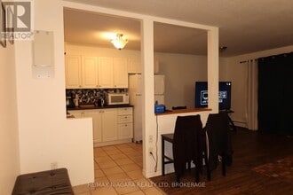 242 Oakdale Ave in St Catharines, ON - Building Photo - Building Photo