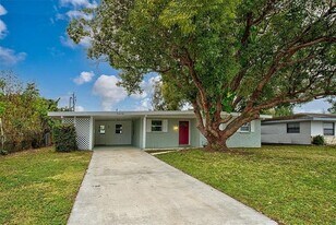 5616 Bronx Ave in Sarasota, FL - Building Photo