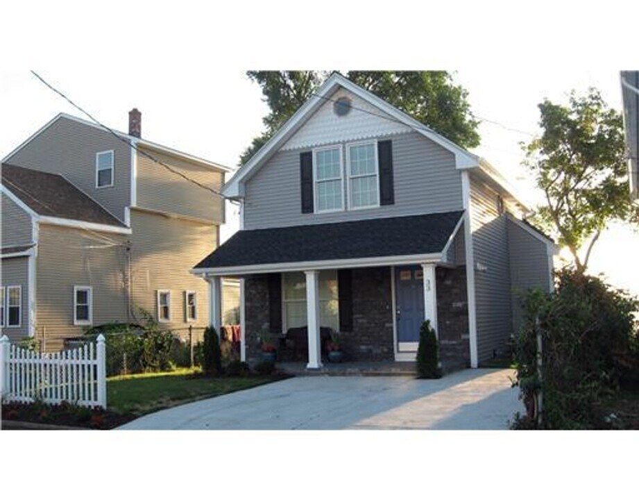 33 Crescent Ave in East Providence, RI - Building Photo