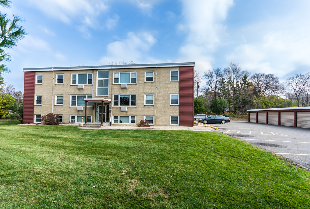 County Road B Apartments in Roseville, MN - Building Photo