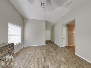 2217 N 87th Dr in Phoenix, AZ - Foto de edificio - Building Photo