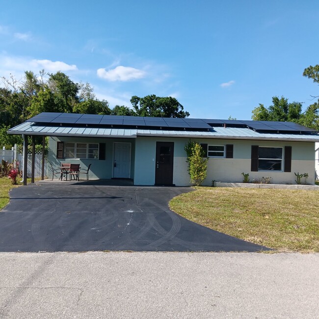 69 Cardinal Dr in North Fort Myers, FL - Foto de edificio - Building Photo