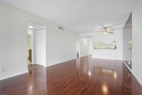 109 Lake Emerald Dr, Unit 110 in Oakland Park, FL - Building Photo - Building Photo