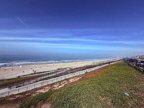 323 S Francisca Ave in Redondo Beach, CA - Foto de edificio - Building Photo