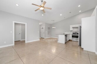 5326 N Hillside St in Wichita, KS - Foto de edificio - Building Photo