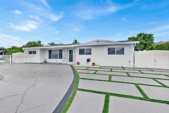 5521 SW 104th Ave in Miami, FL - Building Photo - Building Photo