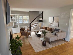 14 John St in Enfield, CT - Foto de edificio - Building Photo