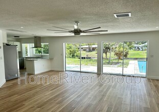 565 Clearview Dr in Port Charlotte, FL - Foto de edificio - Building Photo