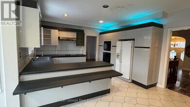 2501 Mississauga Rd in Mississauga, ON - Building Photo - Building Photo