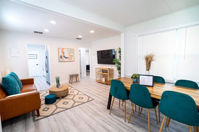 12713 4 Oaks Rd in Tampa, FL - Building Photo - Building Photo