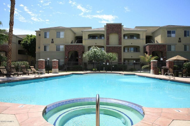 3302 N 7th St, Unit #330 in Phoenix, AZ - Foto de edificio - Building Photo