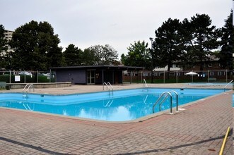 Georgian Court Townhomes in Burlington, ON - Building Photo - Other