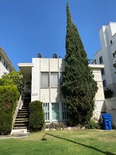 320 S Hamel Rd in Los Angeles, CA - Building Photo - Building Photo