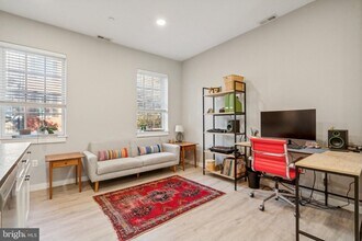 2006 Pine St, Unit 2 in Philadelphia, PA - Building Photo - Building Photo
