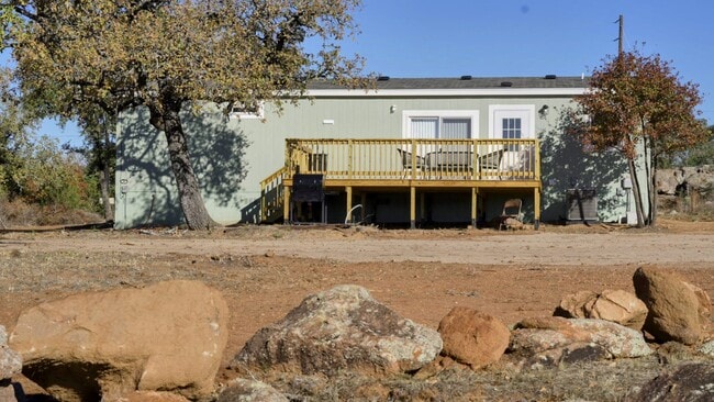 811 Yucca Dr in Burnet, TX - Foto de edificio - Building Photo