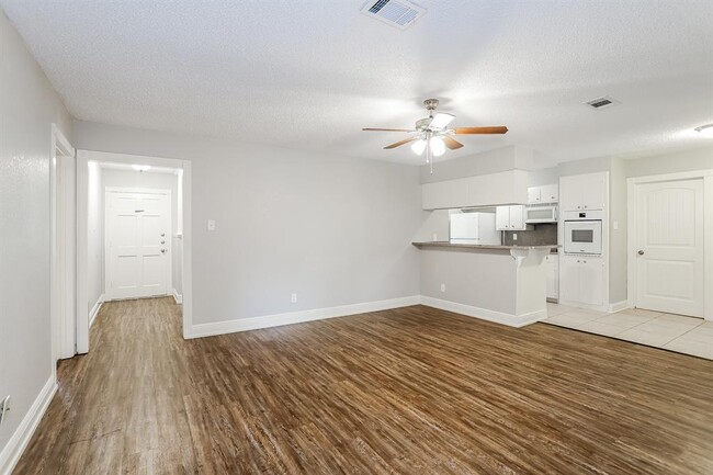 404 Coburn St in League City, TX - Building Photo - Building Photo