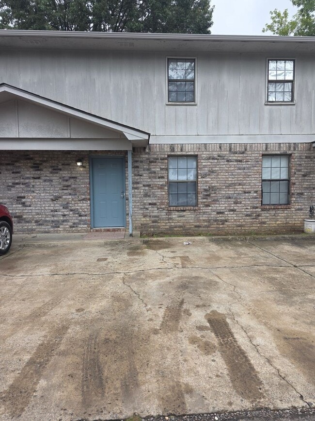 property at 602 W 6th St