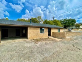 1114-1116 Hazelton St in San Marcos, TX - Building Photo
