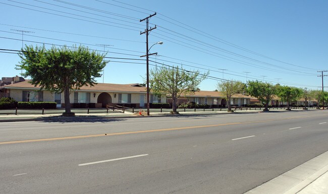 505-695 W Stetson Ave in Hemet, CA - Foto de edificio - Building Photo