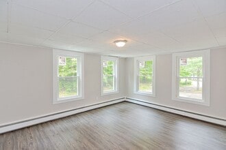 97 Groton St, Unit Unit 2 in Pepperell, MA - Foto de edificio - Building Photo