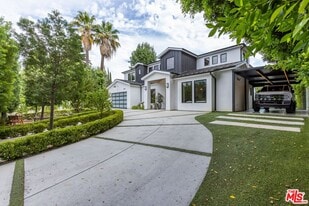 18938 Wells Dr in Los Angeles, CA - Building Photo