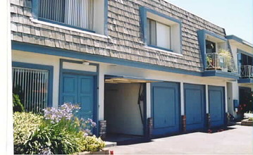 21682 Brookhurst St in Huntington Beach, CA - Building Photo - Building Photo