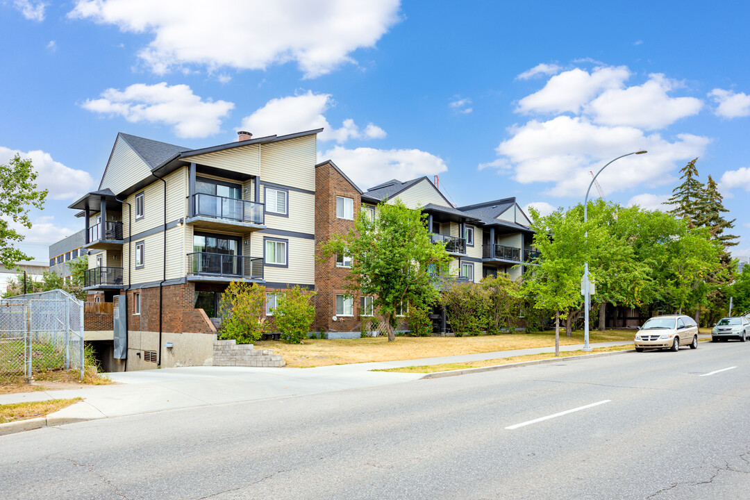 1602 11 Av SW in Calgary, AB - Building Photo