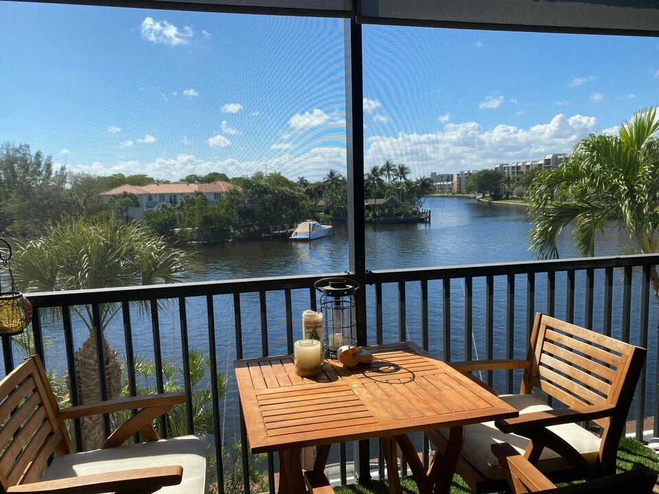 22 Royal Palm Way in Boca Raton, FL - Building Photo