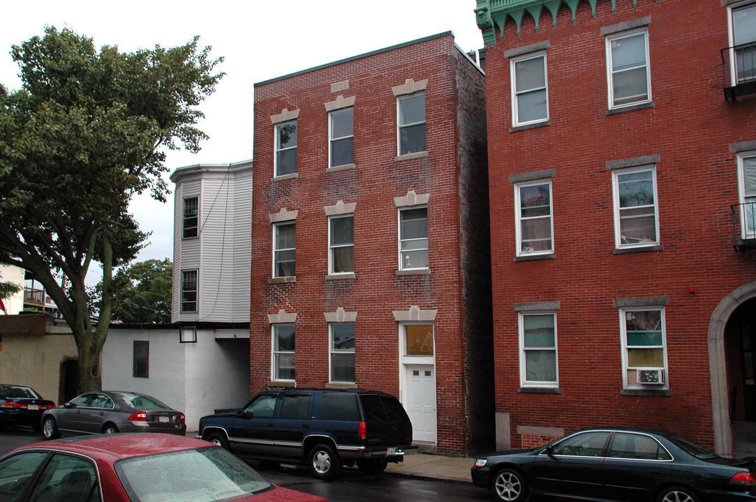 208 Maverick St in East Boston, MA - Building Photo