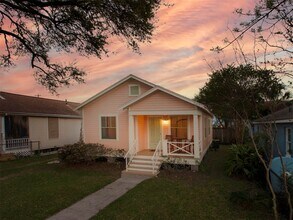 5111 Ave Q 1/2 in Galveston, TX - Building Photo - Building Photo