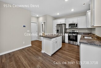 9574 Crowning Dr in West Des Moines, IA - Building Photo - Building Photo