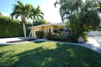 572 105th Ave N in Naples, FL - Foto de edificio - Building Photo