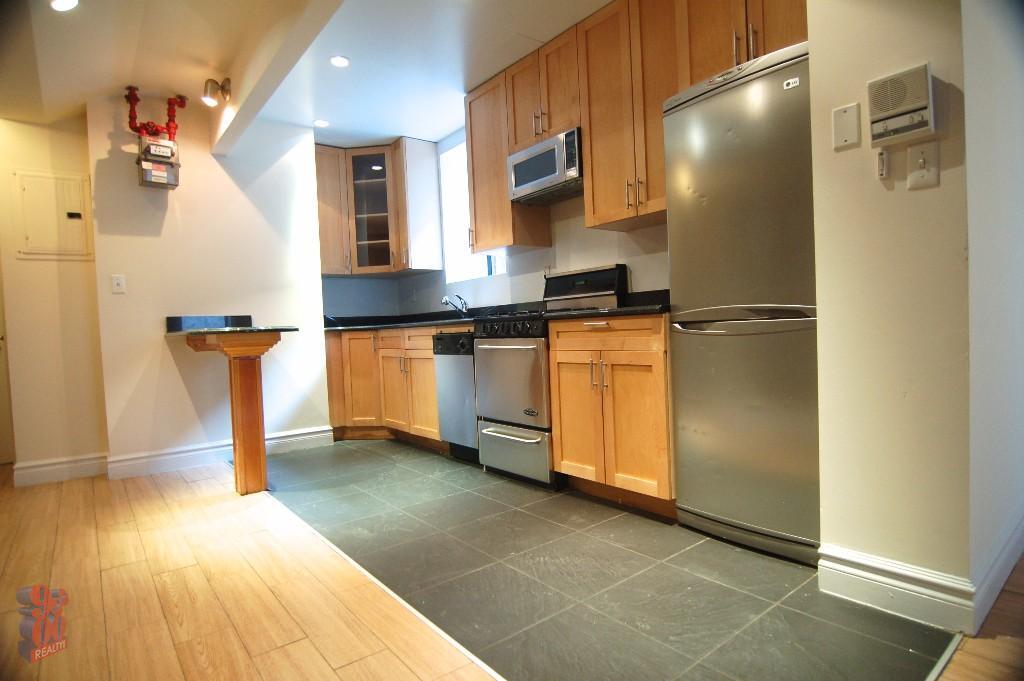 340 E 18th St in New York, NY - Building Photo