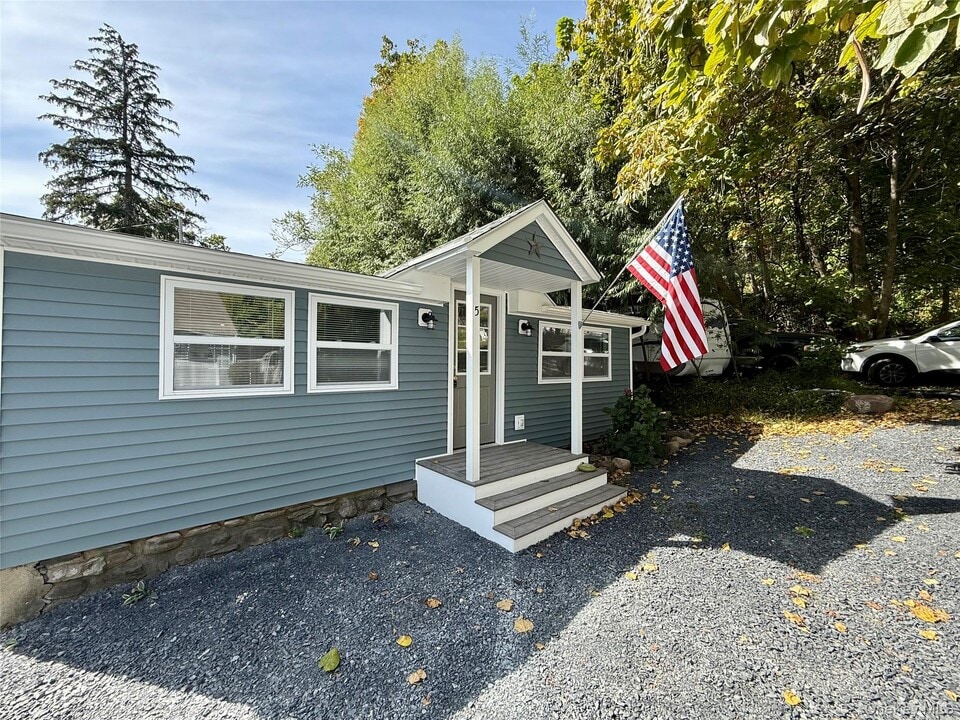 5 Schradin Hill in Greenwood Lake, NY - Building Photo