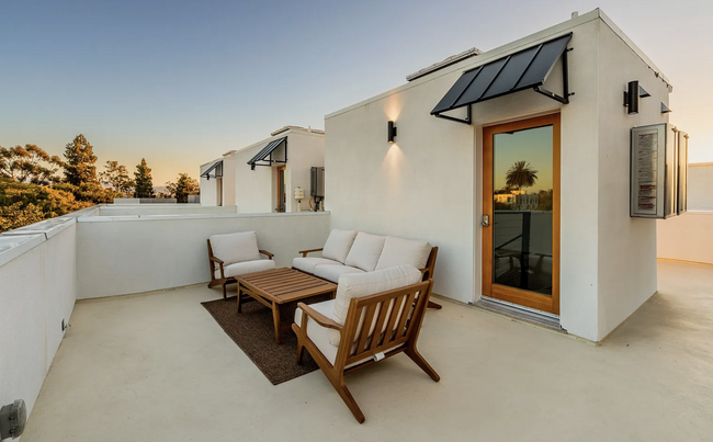 2555 Thurman Ave in Los Angeles, CA - Building Photo - Building Photo