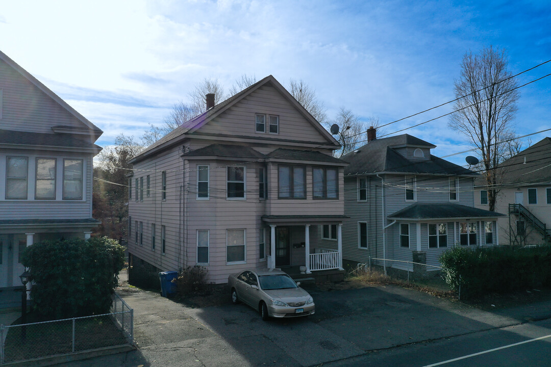 2824 E Main St in Waterbury, CT - Building Photo