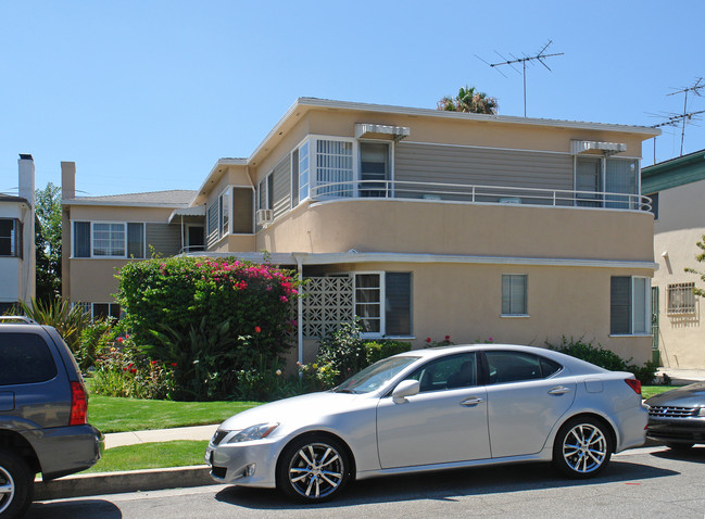 107 S Flores St in Los Angeles, CA - Foto de edificio - Building Photo