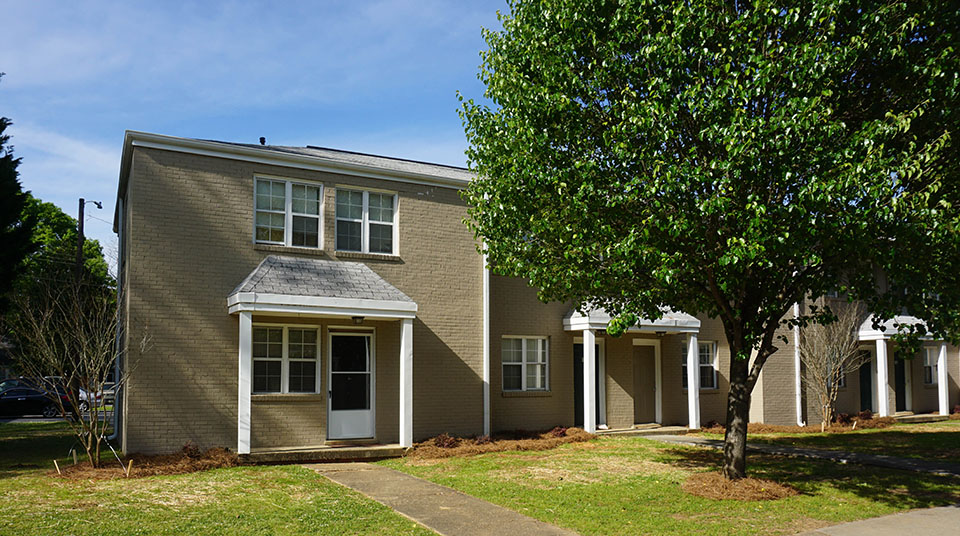 Oaks Apartments in Sylacauga, AL - Building Photo