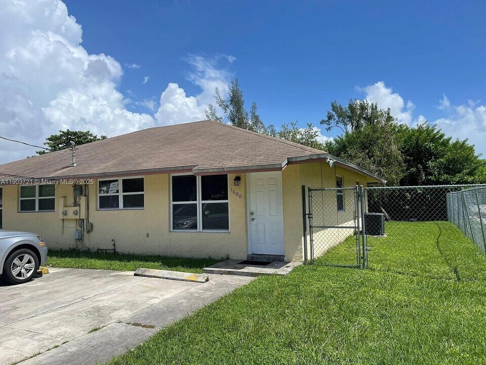 1000 SW 8th St in Hallandale Beach, FL - Building Photo