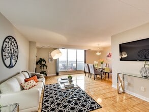 Bromsgate Apartments in Mississauga, ON - Building Photo - Building Photo