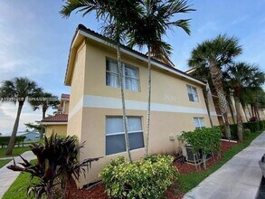 7630 Westwood Dr in Tamarac, FL - Building Photo - Building Photo