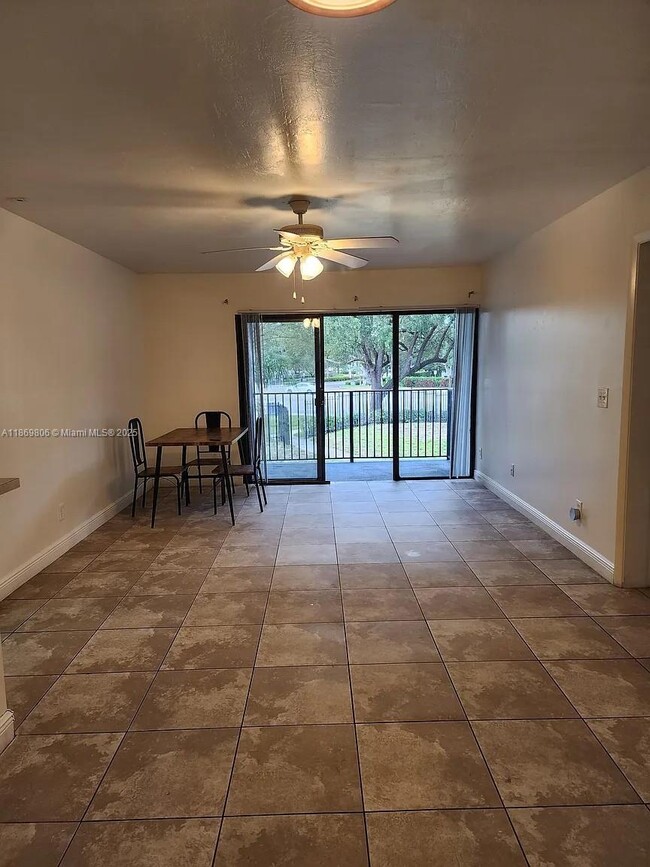 9022 W Atlantic Blvd in Coral Springs, FL - Foto de edificio - Building Photo